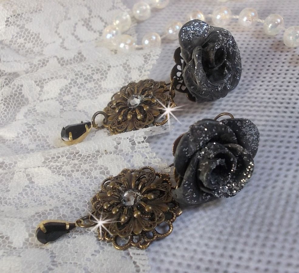 BO Steampunk Queen kreiert mit schwarzen Porzellanrosen, Swarovski-Kristall-Cabochons, Glastropfen und Messing-Accessoires