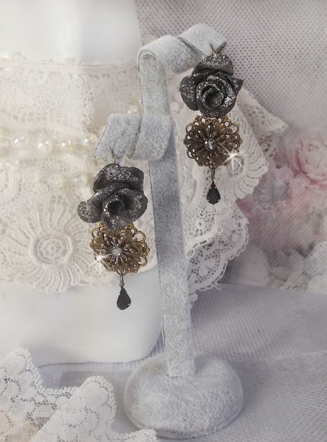 BO Steampunk Queen kreiert mit schwarzen Porzellanrosen, Swarovski-Kristall-Cabochons, Glastropfen und Messing-Accessoires