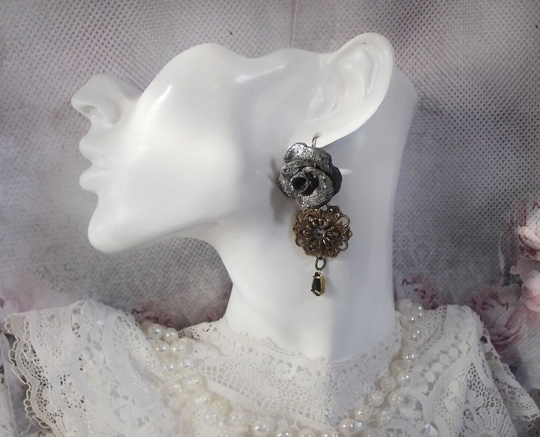 BO Steampunk Queen kreiert mit schwarzen Porzellanrosen, Swarovski-Kristall-Cabochons, Glastropfen und Messing-Accessoires