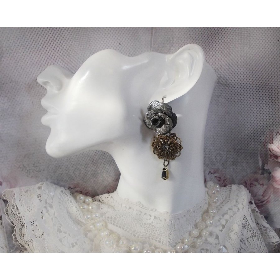 BO Steampunk Queen kreiert mit schwarzen Porzellanrosen, Swarovski-Kristall-Cabochons, Glastropfen und Messing-Accessoires