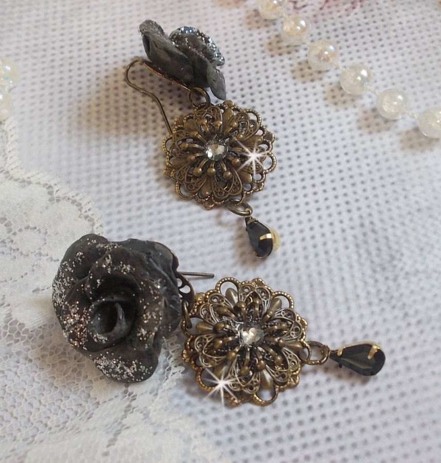 BO Steampunk Queen kreiert mit schwarzen Porzellanrosen, Swarovski-Kristall-Cabochons, Glastropfen und Messing-Accessoires