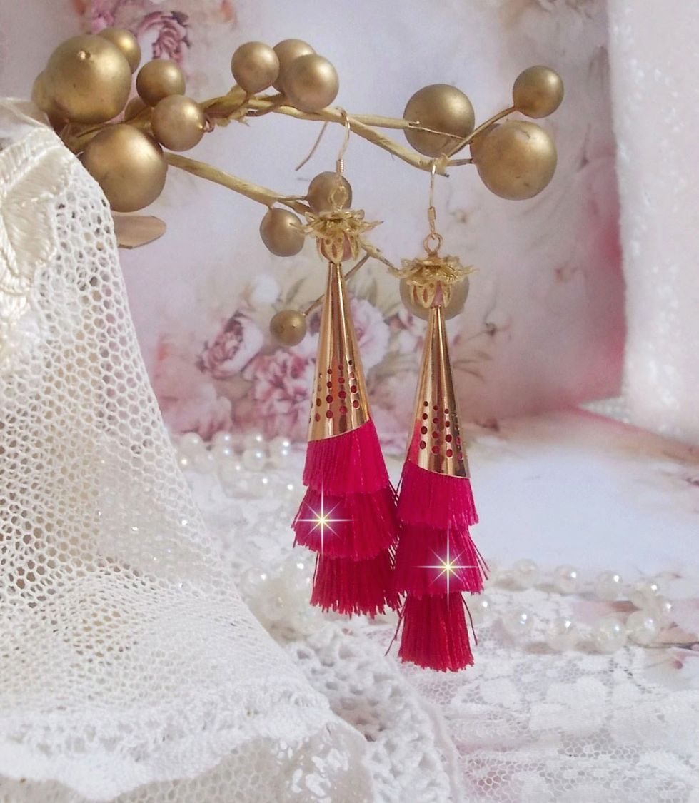 BO Stone kreiert mit dreifachen Pompons in Abstufungen von Rosa, Fuchsia und Rot, Strawberry Quartz, vergoldeten Accessoires und verschiedenen