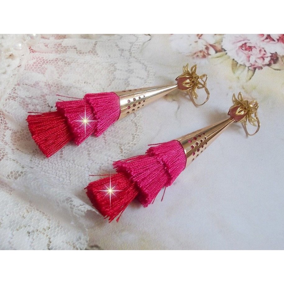 BO Stone kreiert mit dreifachen Pompons in Abstufungen von Rosa, Fuchsia und Rot, Strawberry Quartz, vergoldeten Accessoires und verschiedenen