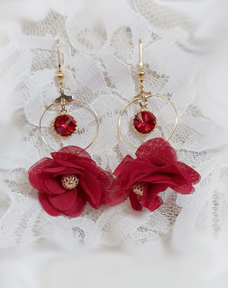 BO Symphonie de Rouge cr&eacute;&eacute;es avec cr&eacute;oles, fleurs mousseline et perles Cristal Swarovski