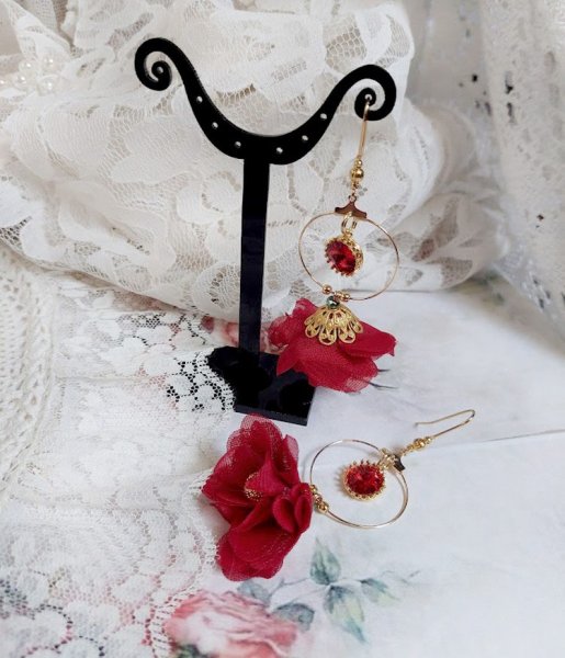 BO Symphonie de Rouge cr&eacute;&eacute;es avec cr&eacute;oles, fleurs mousseline et perles Cristal Swarovski