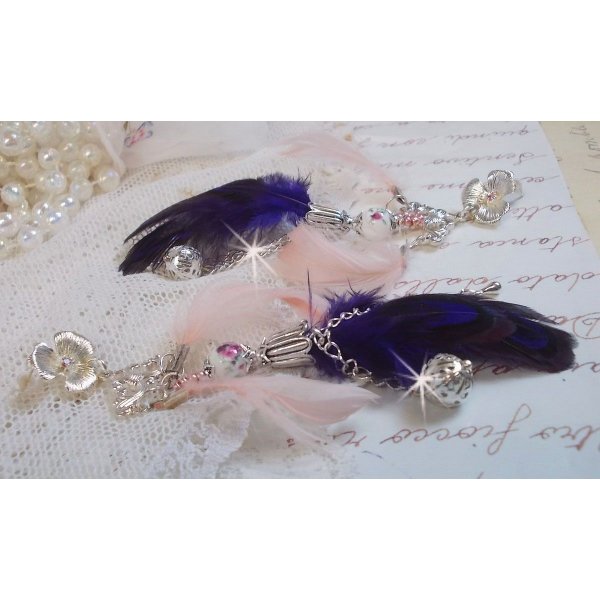 BO Tendre Purple avec des cristaux de Swarovski, des plumes et des perles en porcelaine