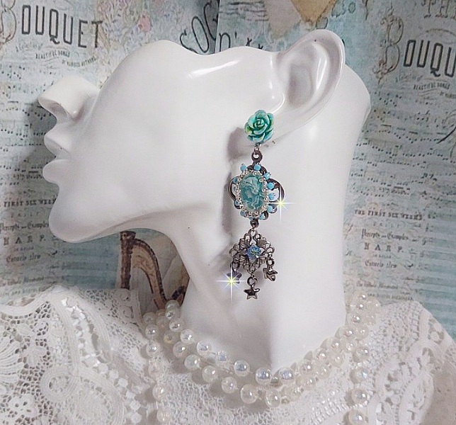 BO Versuchungen kreiert mit Kameen in einem leichten T&uuml;rkisblau, Kristallen, einer Perlenkette aus Rocailles und hochwertigen Accessoires.  