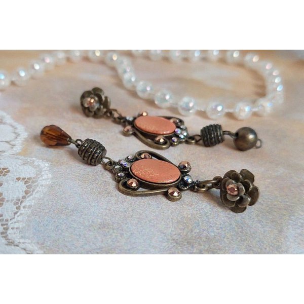 BO Terra Cotta cr&eacute;&eacute;es avec des cabochons en porcelaine de couleur terre avec des cristaux sur pendentif Bronze en m&eacute;tal et laiton 