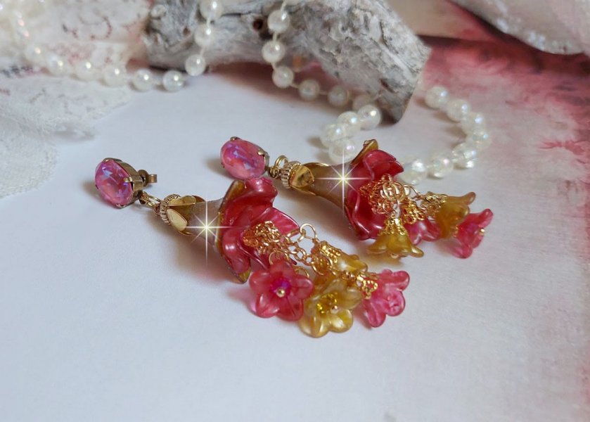 BO Tourbillons de Fleurs cr&eacute;&eacute;es avec clochettes, calottes plaqu&eacute;es or et cabochons en cristal