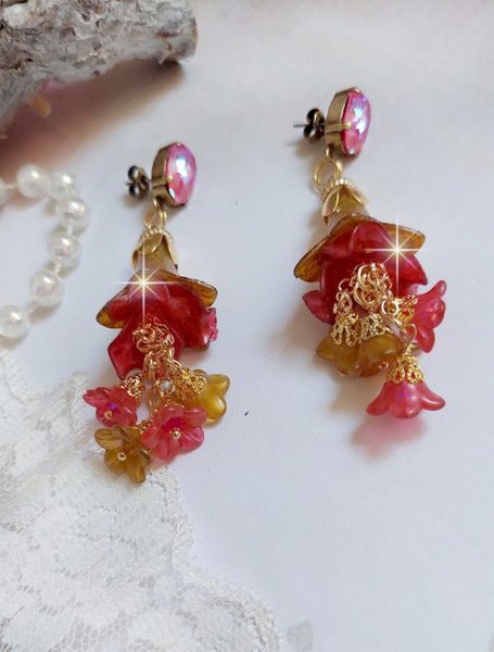 BO Tourbillons de Fleurs cr&eacute;&eacute;es avec clochettes, calottes plaqu&eacute;es or et cabochons en cristal