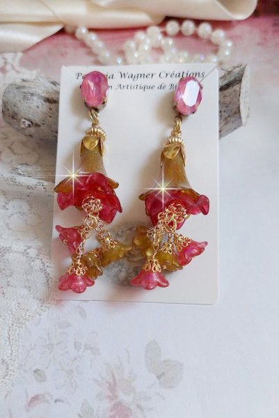 BO Tourbillons de Fleurs cr&eacute;&eacute;es avec clochettes, calottes plaqu&eacute;es or et cabochons en cristal