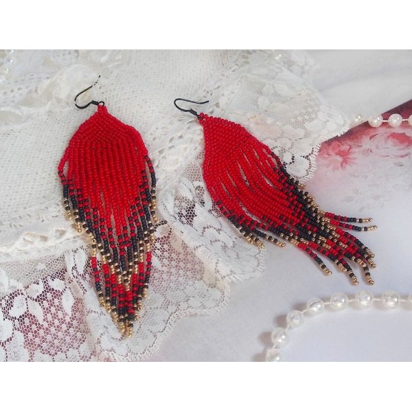 BO Tourbillons de Rouge erstellt mit hochwertigen Kugeln und schwarzen Messinghaken