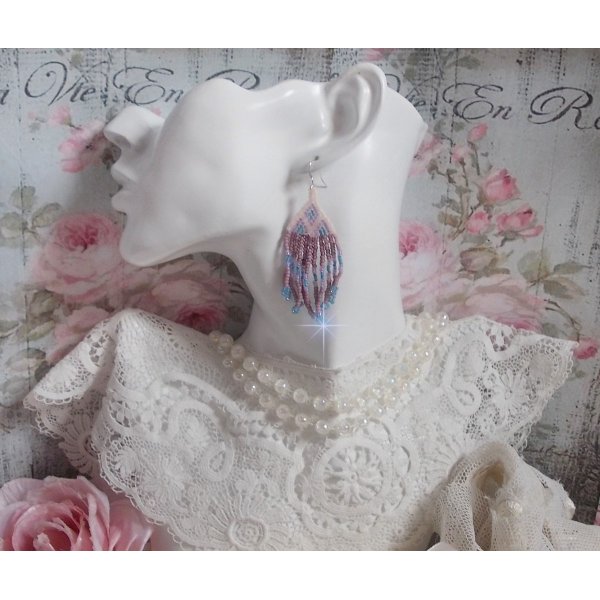 BO Velours de R&ecirc;ves aux rocailles de qualit&eacute; en verre dans les nuances de Lilas, Rose et Bleu. Une belle conception pour un design exceptionnelle. Le tout est mont&eacute; sur des crochets en Argent 925