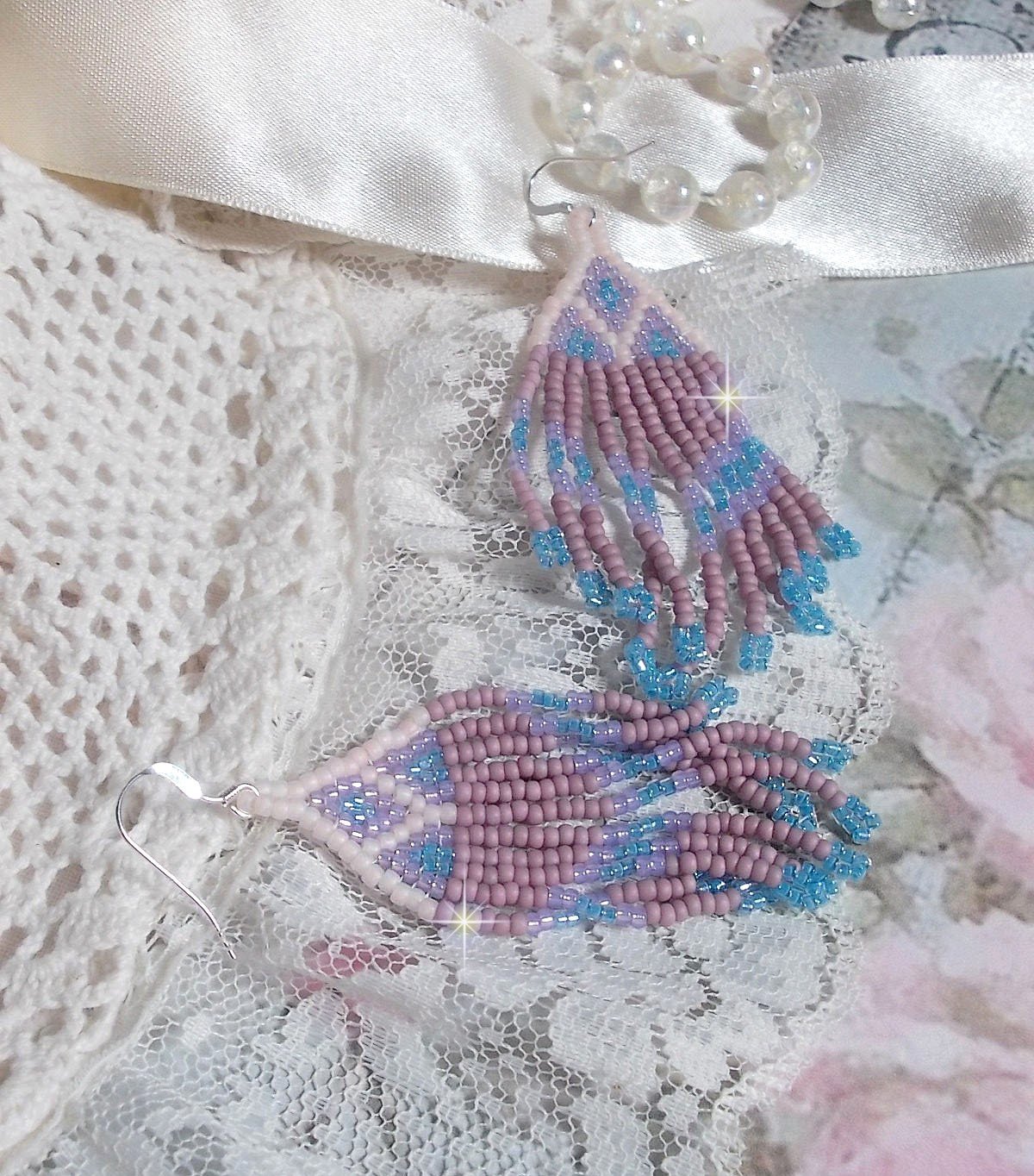 BO Velours de Rêves aux rocailles de qualité en verre dans les nuances de Lilas, Rose et Bleu. Une belle conception pour un design exceptionnelle. Le tout est monté sur des crochets en Argent 925