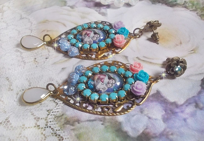 BO Vierge Marie et l&rsquo;Enfant fa&ccedil;on religieuse avec cabochons strass&eacute;s couleur Turquoise, roses et cristaux. Mont&eacute;s sur estampes o&ugrave; j&rsquo;ai appliqu&eacute; une fine poudre Or. Une douceur avec les gouttes