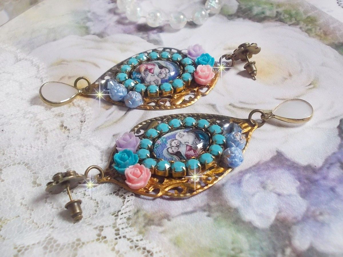 BO Vierge Marie et l’Enfant façon religieuse avec cabochons strassés couleur Turquoise, roses et cristaux. Montés sur estampes où j’ai appliqué une fine poudre Or. Une douceur avec les gouttes