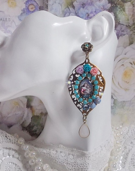BO Vierge Marie et l&rsquo;Enfant fa&ccedil;on religieuse avec cabochons strass&eacute;s couleur Turquoise, roses et cristaux. Mont&eacute;s sur estampes o&ugrave; j&rsquo;ai appliqu&eacute; une fine poudre Or. Une douceur avec les gouttes