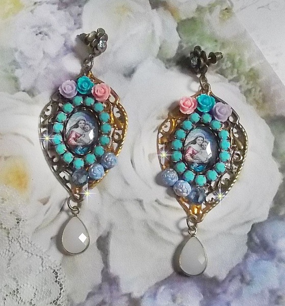 BO Vierge Marie et l&rsquo;Enfant fa&ccedil;on religieuse avec cabochons strass&eacute;s couleur Turquoise, roses et cristaux. Mont&eacute;s sur estampes o&ugrave; j&rsquo;ai appliqu&eacute; une fine poudre Or. Une douceur avec les gouttes