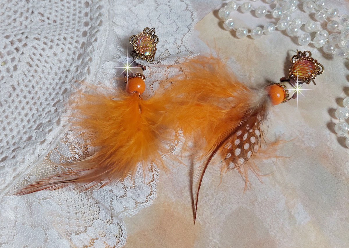 BO Vol au Vent créées avec plumes de pintade, Coq trois tons, plumes Orange, perles bois naturel et Orange, perles résine et chaîne strass. 