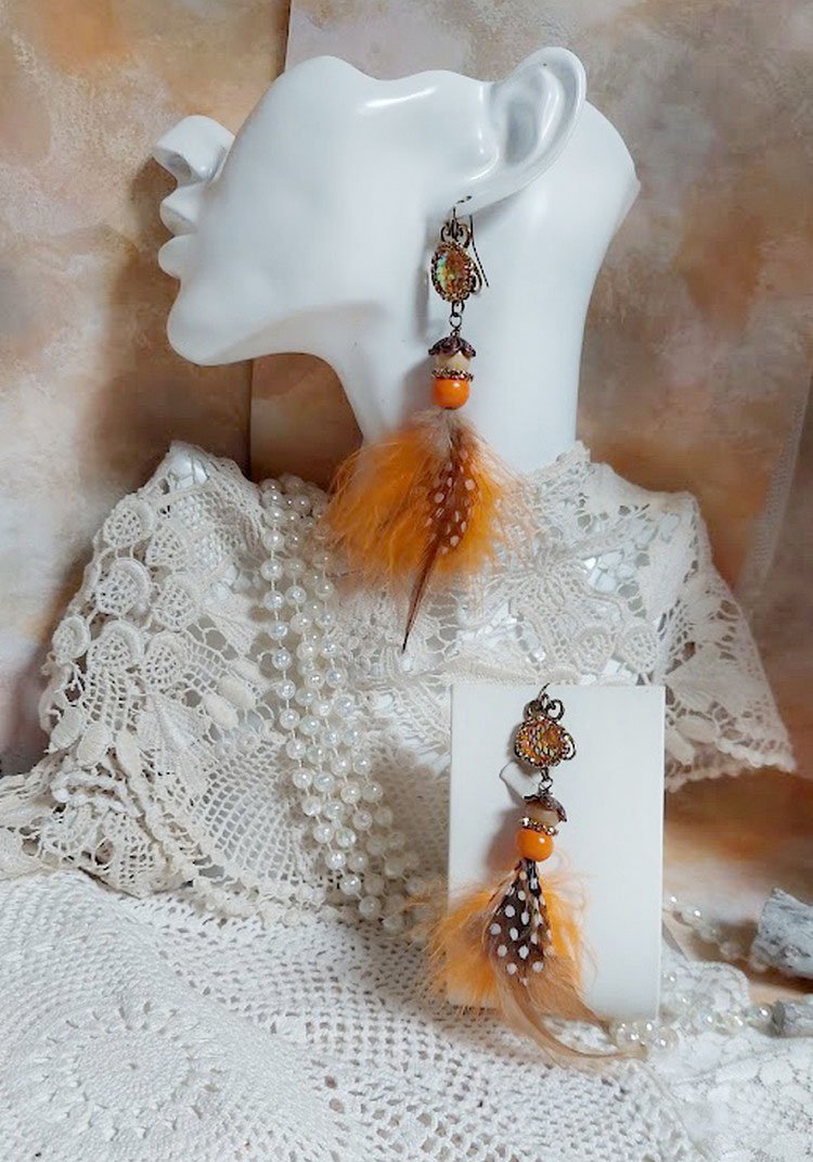 BO Vol au Vent créées avec plumes de pintade, Coq trois tons, plumes Orange, perles bois naturel et Orange, perles résine et chaîne strass. 