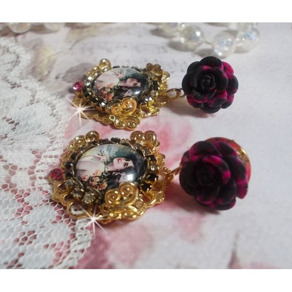 BO Week-end of Roses kreiert mit Cabochons, die eine Frau mit Rosen, Harzperlen und Swarovski-Kristallen darstellen