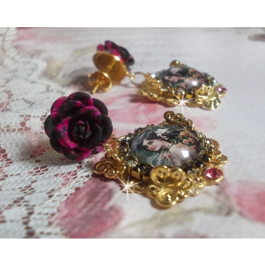 BO Week-end of Roses kreiert mit Cabochons, die eine Frau mit Rosen, Harzperlen und Swarovski-Kristallen darstellen