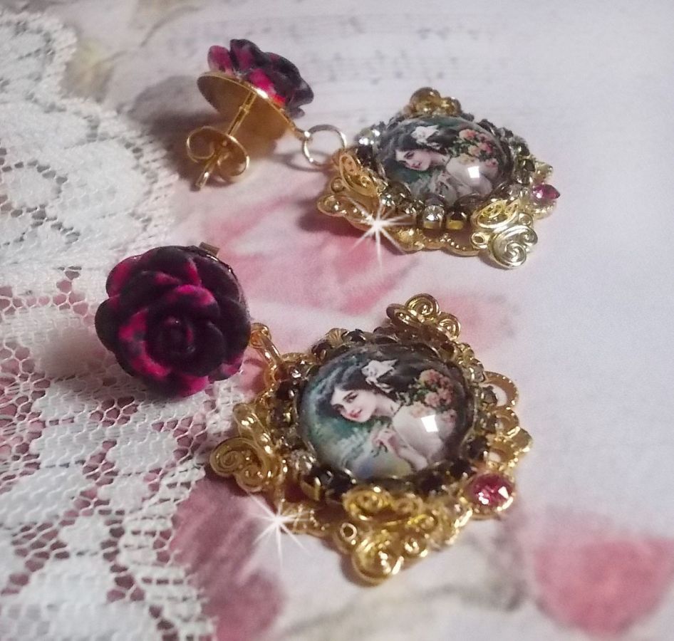 BO Week-end of Roses kreiert mit Cabochons, die eine Frau mit Rosen, Harzperlen und Swarovski-Kristallen darstellen