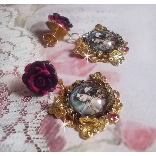 BO Week-end of Roses kreiert mit Cabochons, die eine Frau mit Rosen, Harzperlen und Swarovski-Kristallen darstellen