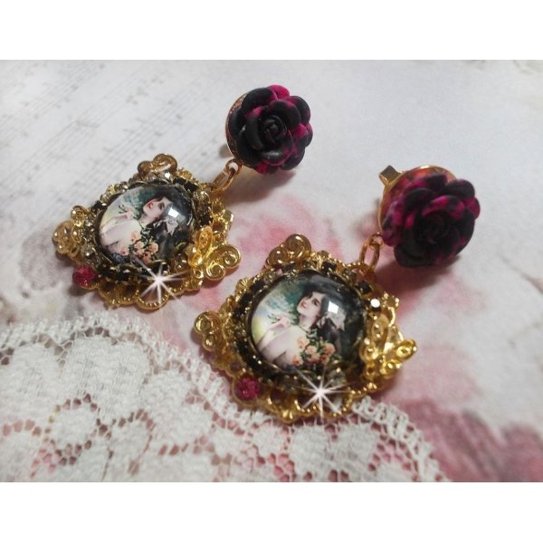 BO Week-end of Roses kreiert mit Cabochons, die eine Frau mit Rosen, Harzperlen und Swarovski-Kristallen darstellen