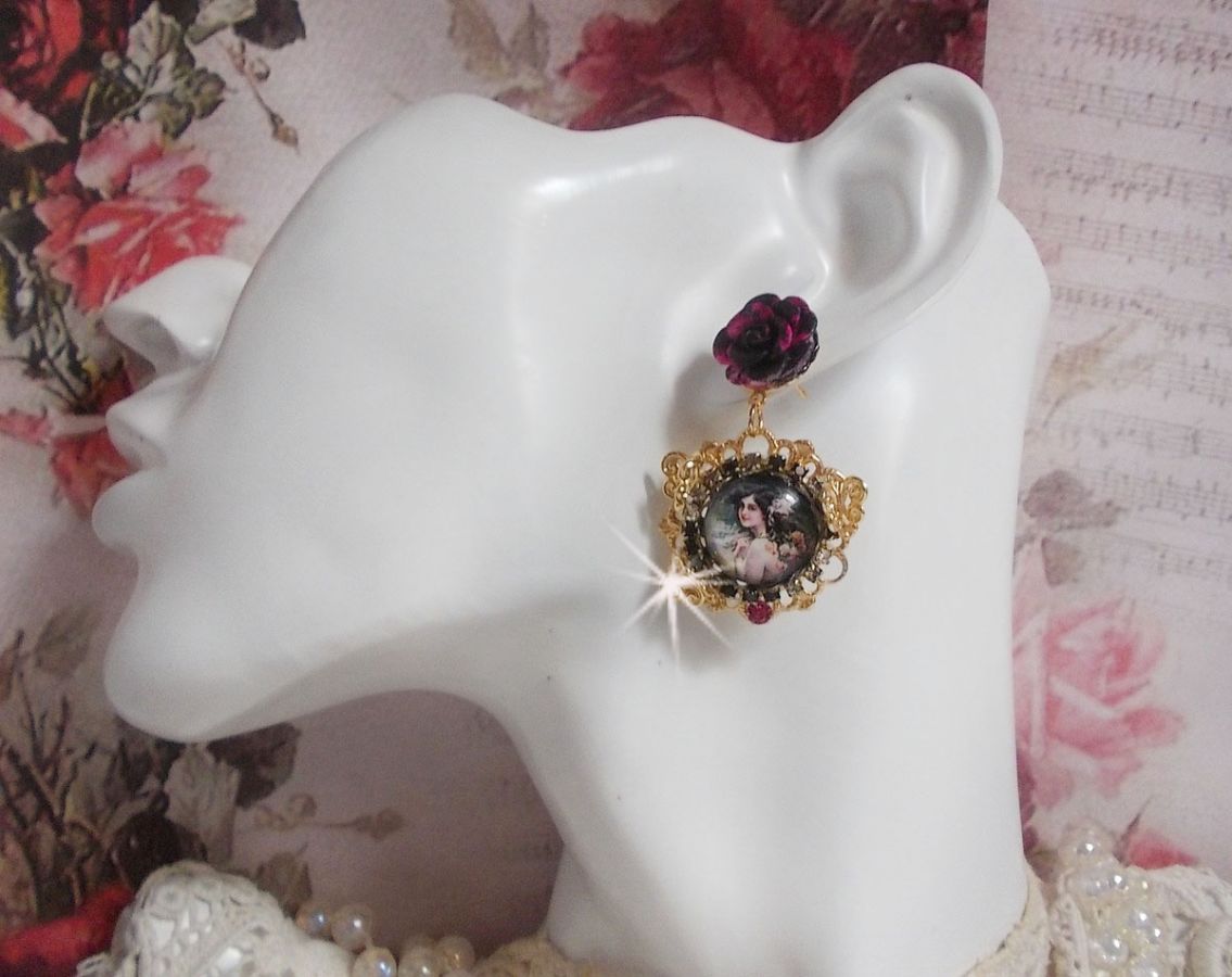 BO Week-end of Roses kreiert mit Cabochons, die eine Frau mit Rosen, Harzperlen und Swarovski-Kristallen darstellen