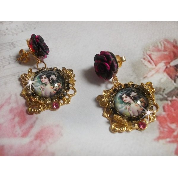 BO Week-end of Roses kreiert mit Cabochons, die eine Frau mit Rosen, Harzperlen und Swarovski-Kristallen darstellen