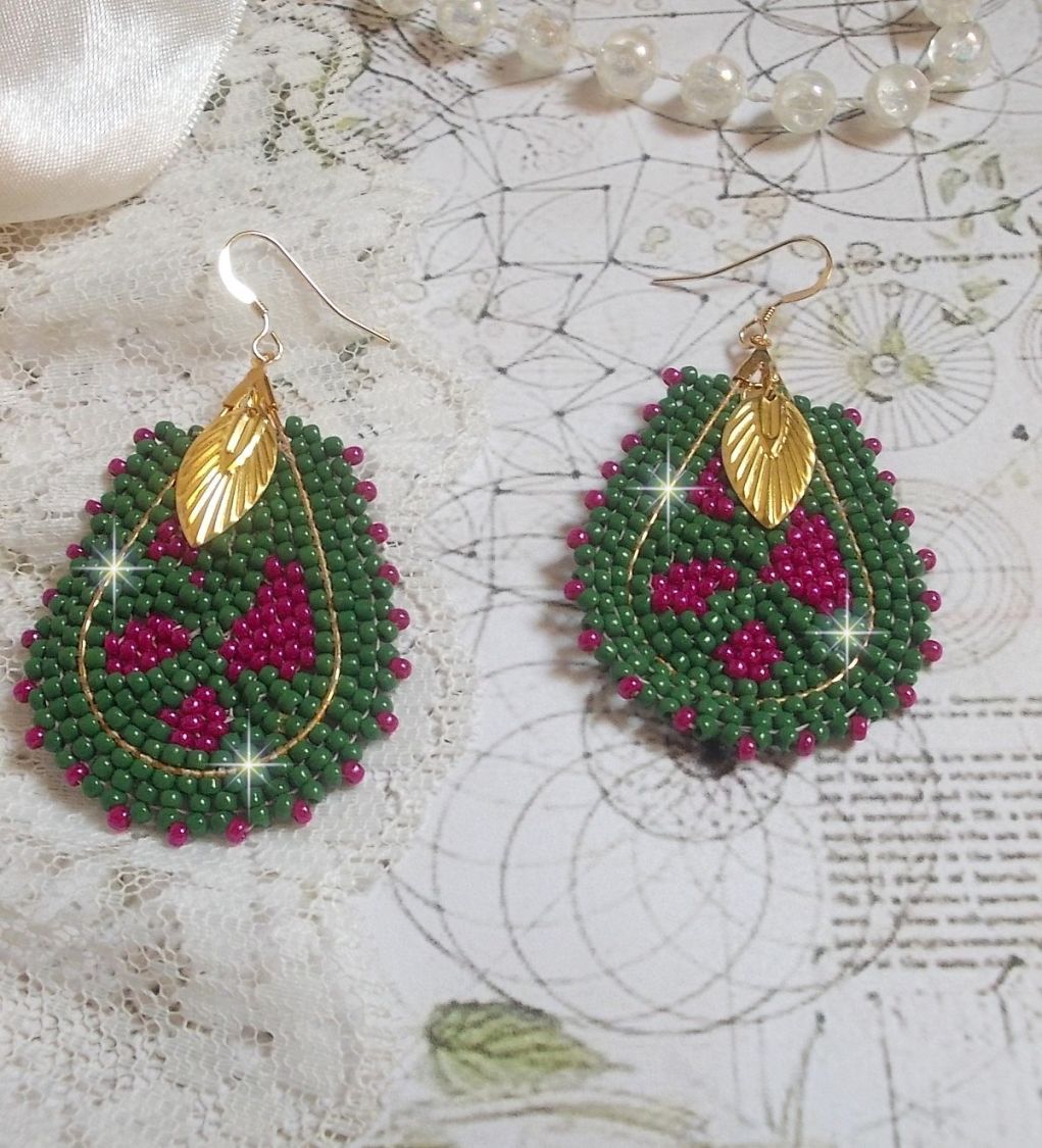 BO Vert Sauge aux teintes colorées de Vert et Fuchsia inspirées des champs. Montées avec des rocailles en Verre sur des supports gouttes. J’ai ajouté des breloques et boucles en Gold Filled