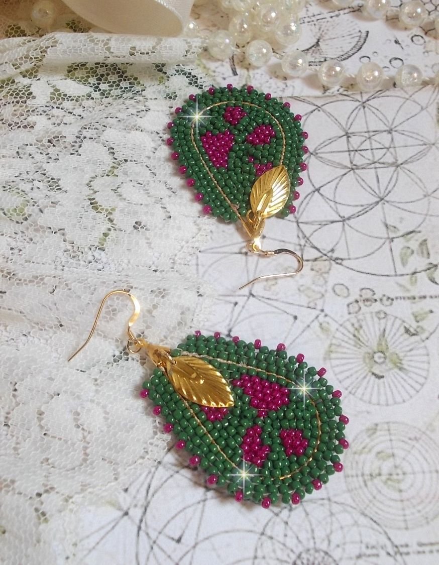 BO Vert Sauge aux teintes colorées de Vert et Fuchsia inspirées des champs. Montées avec des rocailles en Verre sur des supports gouttes. J’ai ajouté des breloques et boucles en Gold Filled