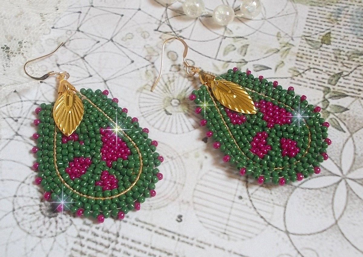 BO Vert Sauge aux teintes colorées de Vert et Fuchsia inspirées des champs. Montées avec des rocailles en Verre sur des supports gouttes. J’ai ajouté des breloques et boucles en Gold Filled