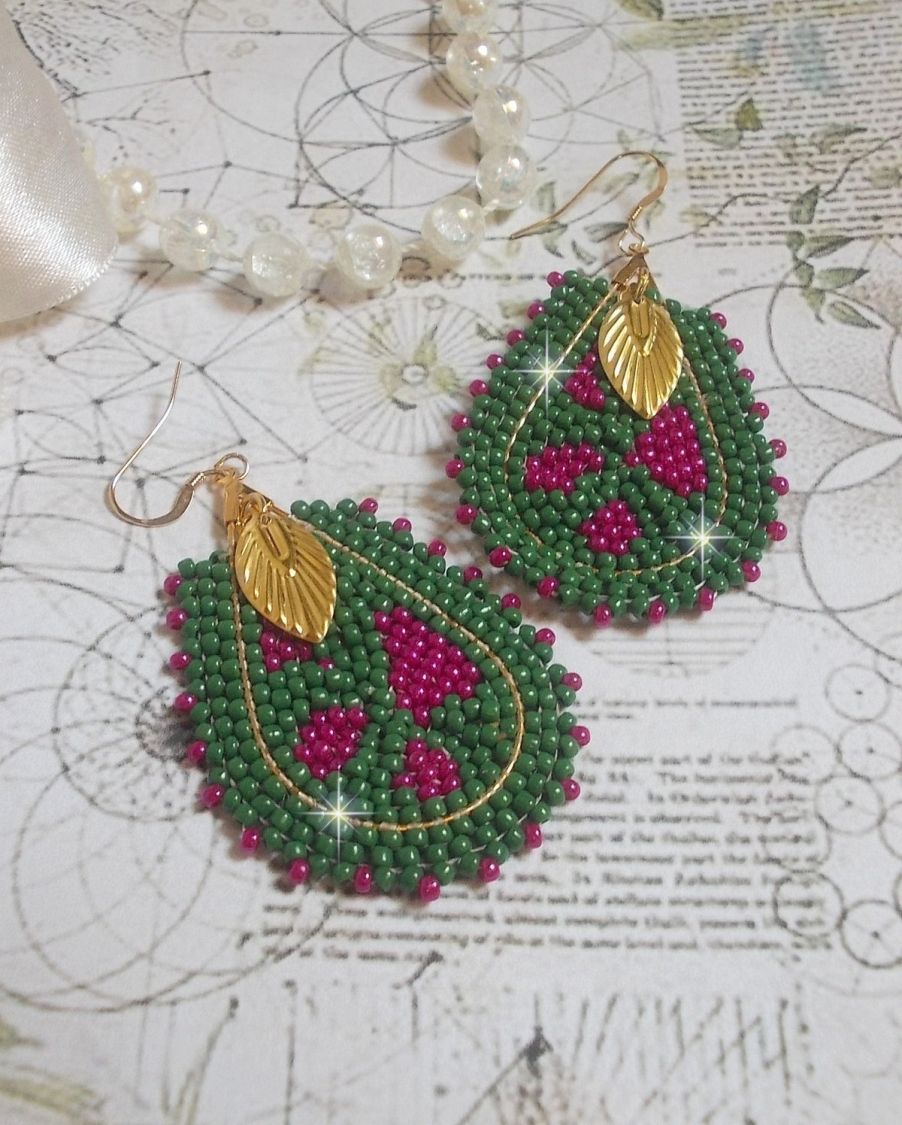 BO Vert Sauge aux teintes colorées de Vert et Fuchsia inspirées des champs. Montées avec des rocailles en Verre sur des supports gouttes. J’ai ajouté des breloques et boucles en Gold Filled