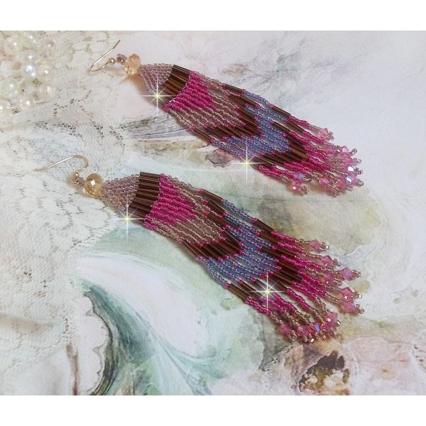 BO Explosion de Roses avec des rocailles en verre aux couleurs vari&eacute;es comme un arc en ciel floral &agrave; laquelle s&rsquo;ajoute des toupies en Cristal Rose et perles rondes facett&eacute;es Beiges