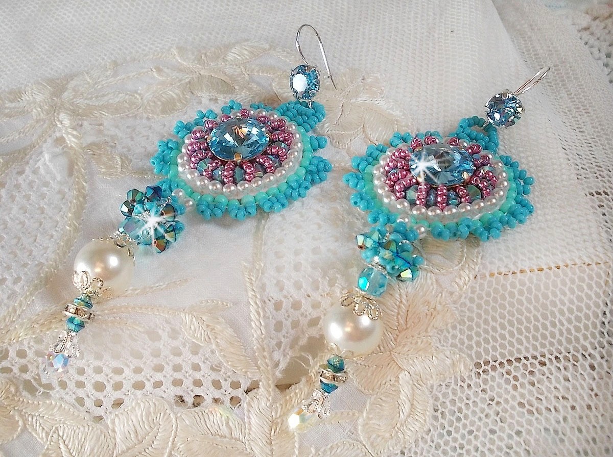 BO Beauty Alicia Blue bestickt mit Swarovski-Kristallen, runden Perlmuttperlen und Miyuki-Rocailles