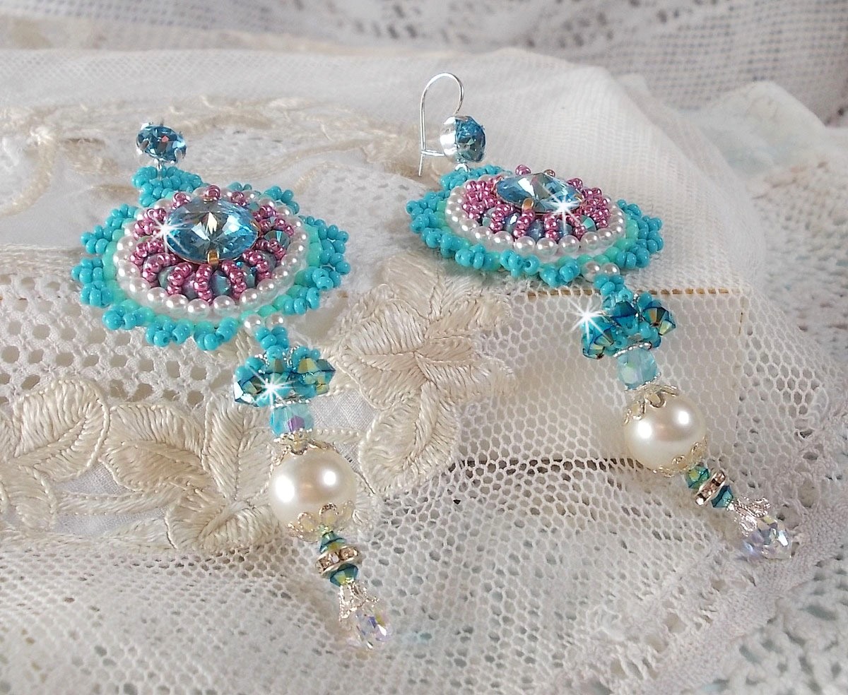 BO Beauty Alicia Blue bestickt mit Swarovski-Kristallen, runden Perlmuttperlen und Miyuki-Rocailles