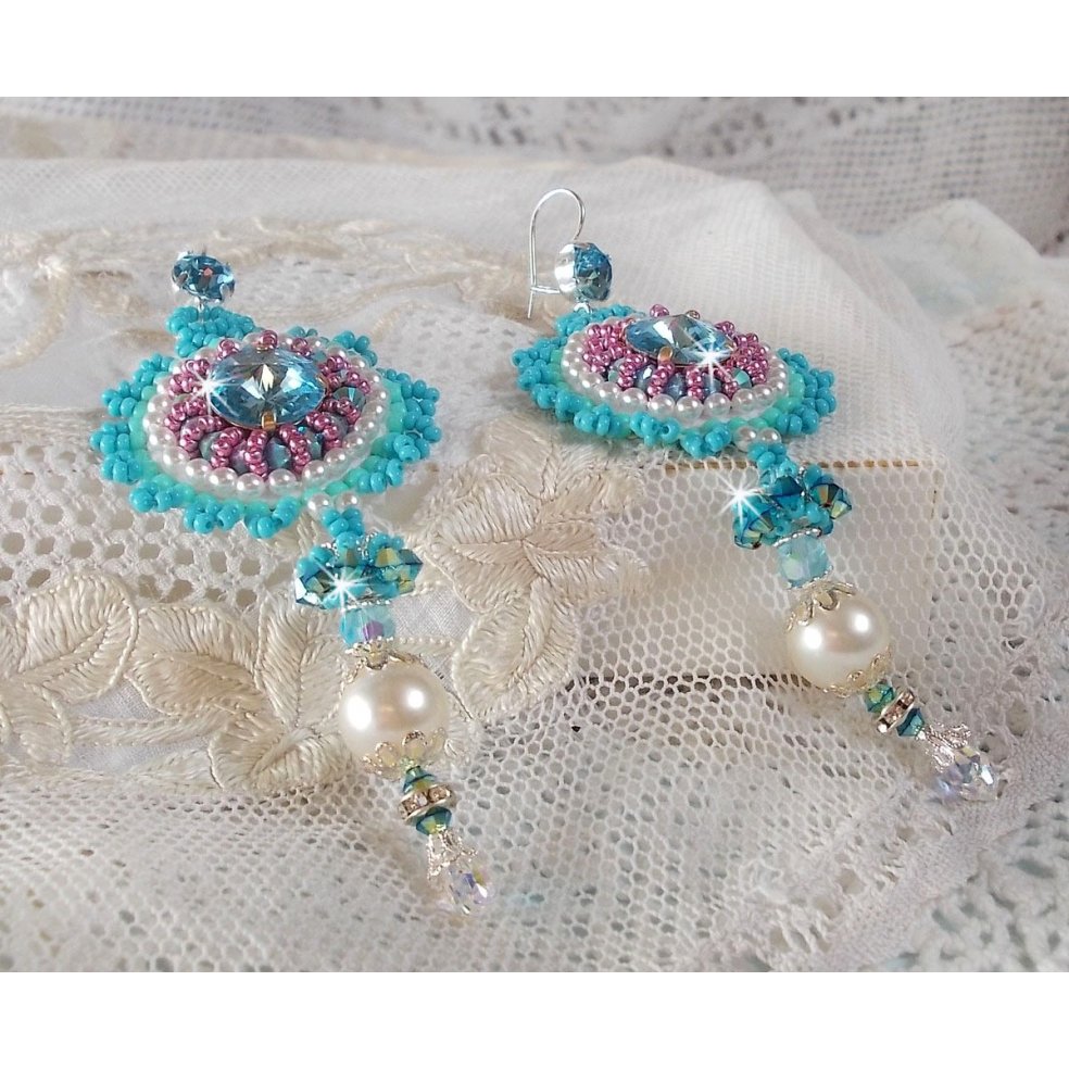 BO Beauty Alicia Blue bestickt mit Swarovski-Kristallen, runden Perlmuttperlen und Miyuki-Rocailles