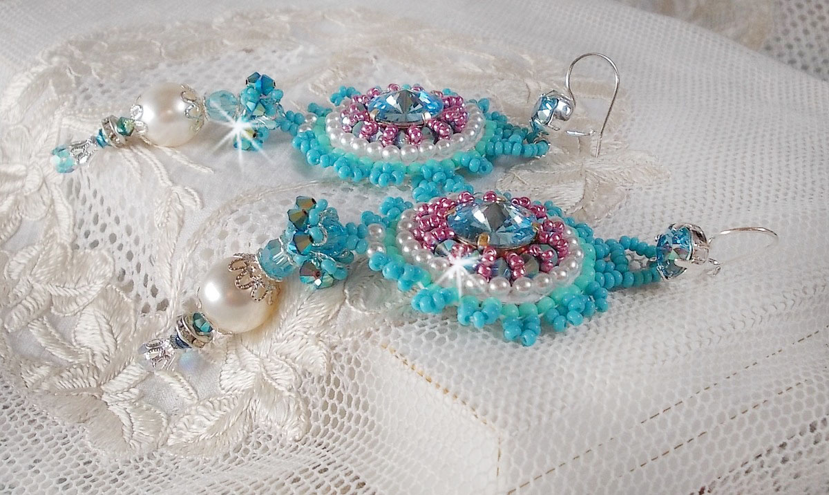 BO Beauty Alicia Blue bestickt mit Swarovski-Kristallen, runden Perlmuttperlen und Miyuki-Rocailles