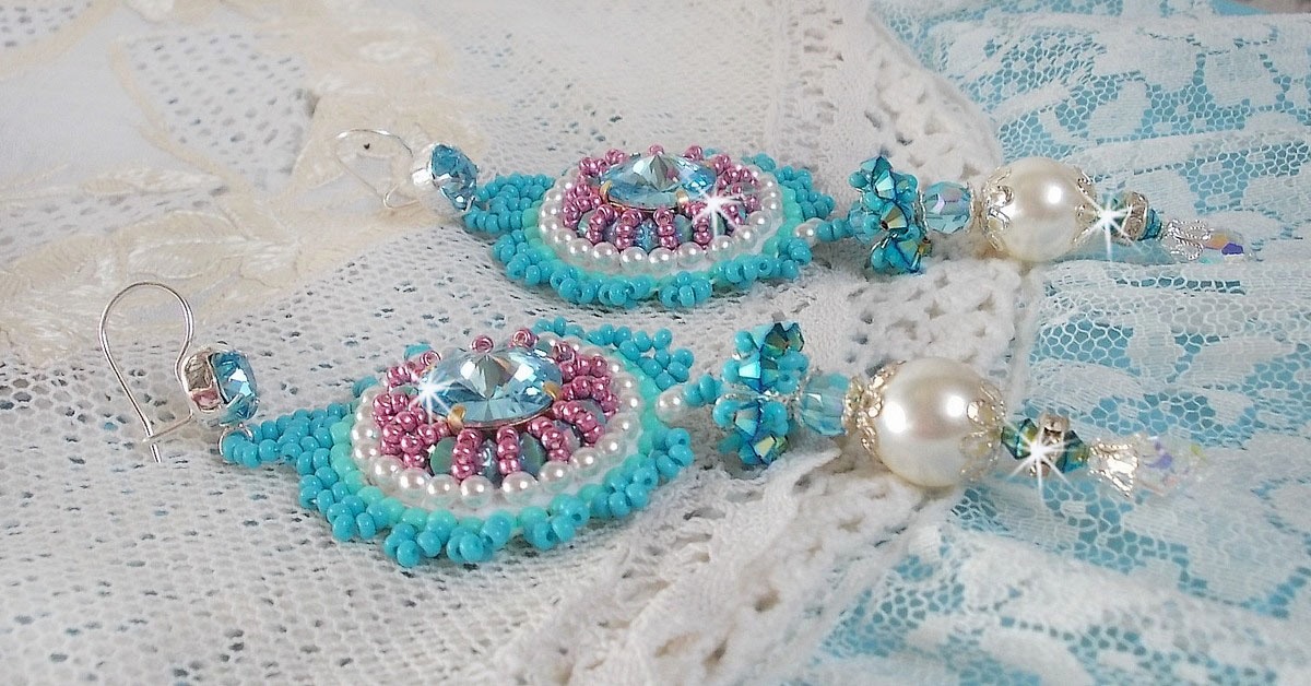 BO Beauty Alicia Blue bestickt mit Swarovski-Kristallen, runden Perlmuttperlen und Miyuki-Rocailles