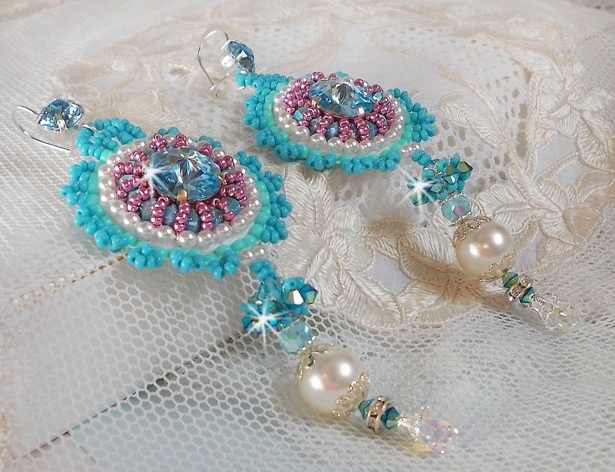 BO Beauty Alicia Blue bestickt mit Swarovski-Kristallen, runden Perlmuttperlen und Miyuki-Rocailles