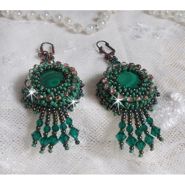 BO Emerald Vert brod&eacute;es avec une malachite, des rocailles et des facettes en verre de boh&egrave;me