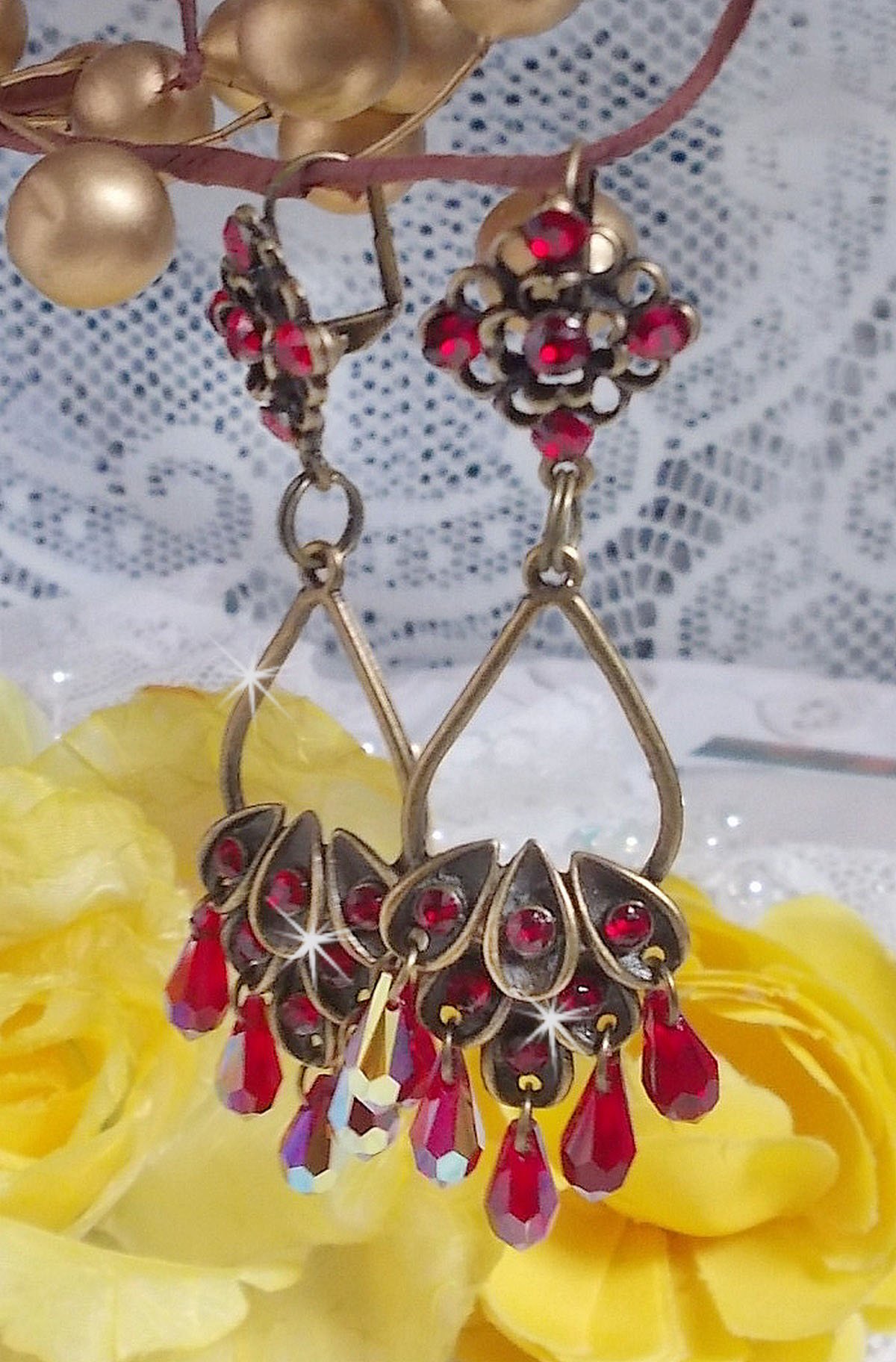 BO Irr&eacute;sistible Ruby Collection auf Kronleuchtern mit Swarovski-Kristallen montiert