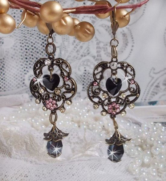 BO Irr&eacute;sistible Passion Kollektion mit Swarovski-Kristallen auf filigranen, bronzefarbenen Blumenleuchtern