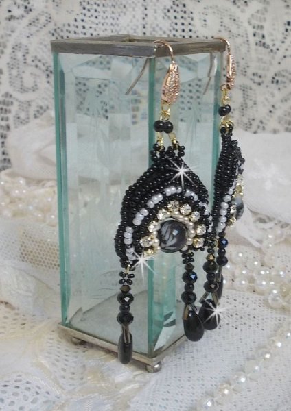 BO F&eacute;erie Black sind mit Swarovski-Kristallen, Kristallchatons, runden, facettierten, abgeflachten Perlen, Twist Bugles und Rocailles bestickt.
