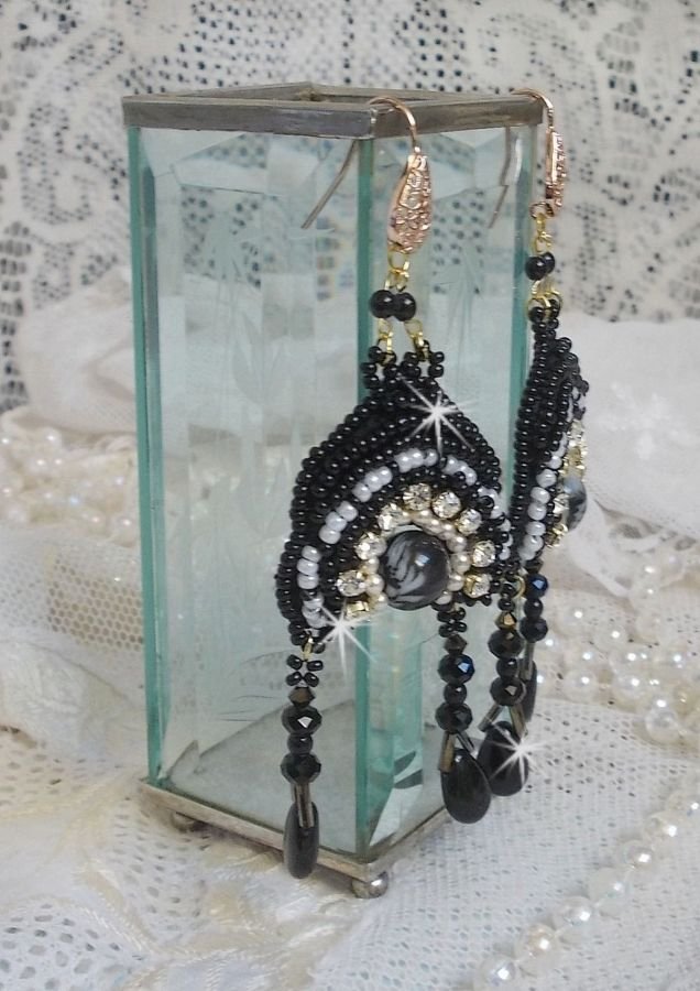 BO Féerie Black sind mit Swarovski-Kristallen, Kristallchatons, runden, facettierten, abgeflachten Perlen, Twist Bugles und Rocailles bestickt.