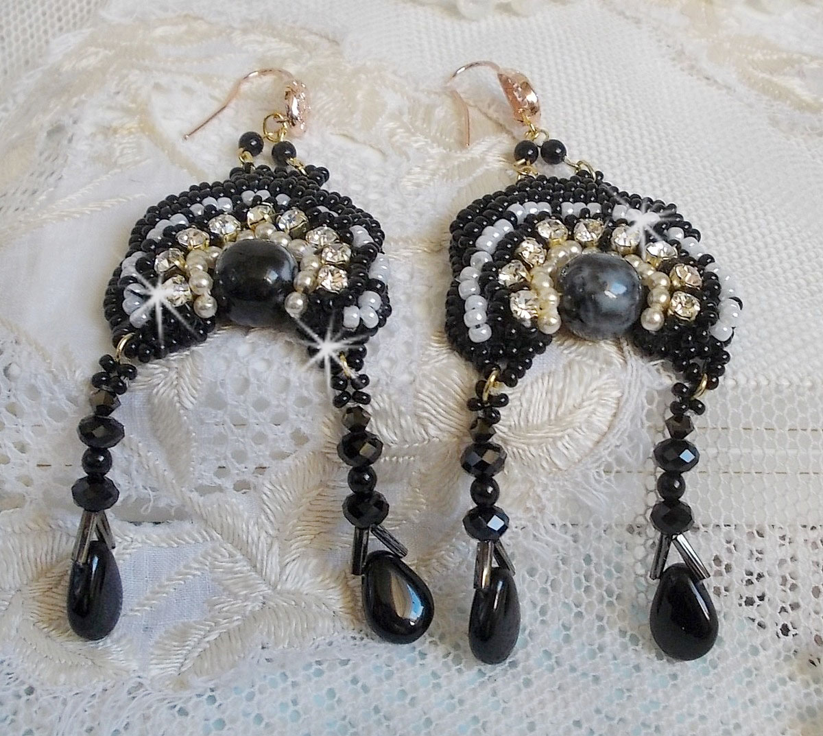 BO Féerie Black sind mit Swarovski-Kristallen, Kristallchatons, runden, facettierten, abgeflachten Perlen, Twist Bugles und Rocailles bestickt.