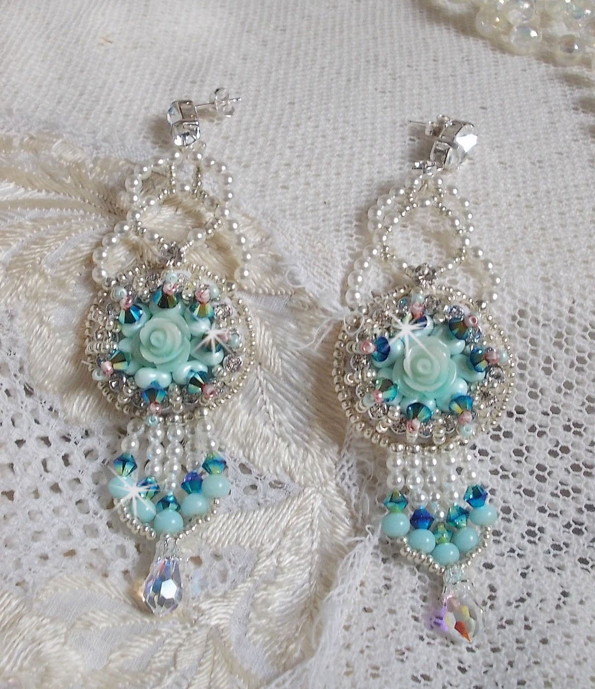 BO Blue Flowers Haute-Couture bestickt mit Swarovski-Kristallen, mintfarbenen Harzcabochons, Miyuki-Rocailles und Ohrsteckern aus Silber 925/1000