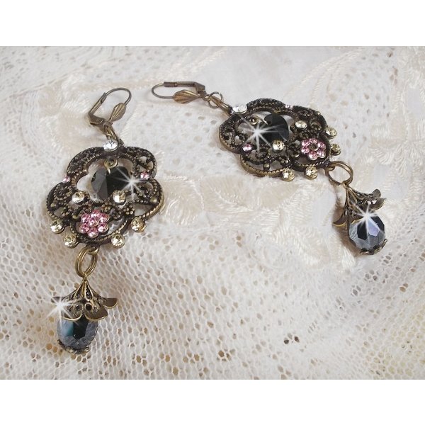 BO Irr&eacute;sistible Passion Kollektion mit Swarovski-Kristallen auf filigranen, bronzefarbenen Blumenleuchtern